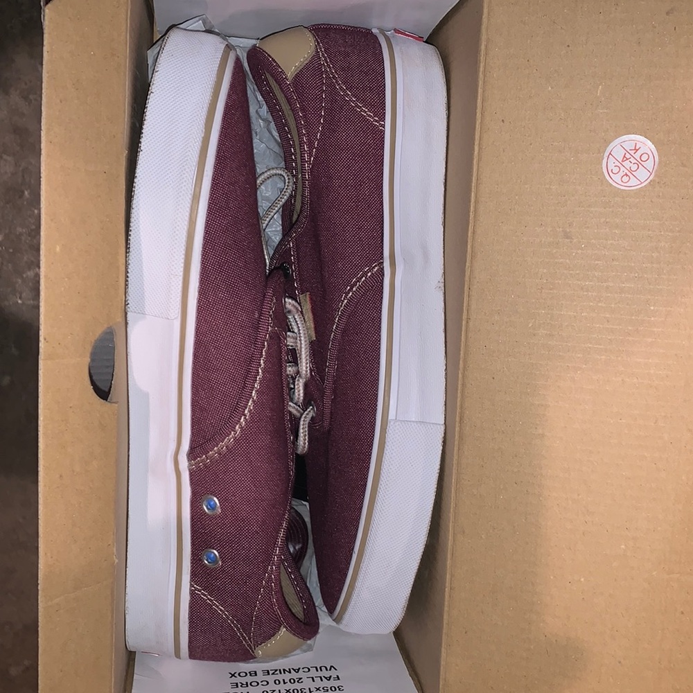 Men Size 9 pair of Vans.